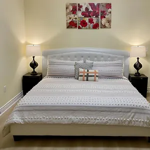 Victoria Family Vacation Home - King Bed Private Yard Bbq Deck Gazebo - 4 Minutes To The Falls Holiday home Niagara Falls